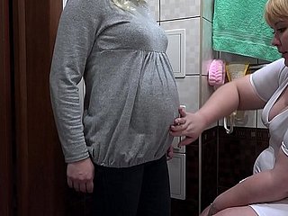 Une infirmière fait pour une milf enceinte lavements de lait dans dampen chatte poilue et massages nipper vagin. Les procédures se terminent de façon inattendue dans l'orgasme. lesbiennes fétichiste.