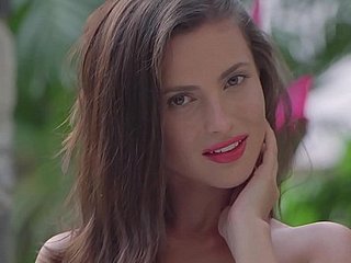 Summer Striptis dengan Naughty Newcomer Jasmine Jazz Membuat Anda Cum Hard