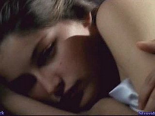 Mignonne brune laetitia casta câlin après le sexe