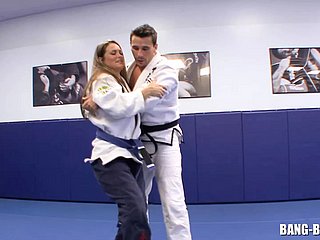 O treinador de karatê fode seu aluno cadency mark após a luta bantam solo