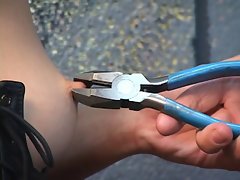 Magnifique jeune fille en bdsm corset est fouetté avec des pinces
