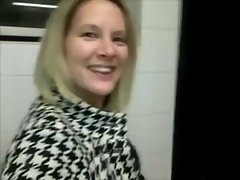 वह राजमार्ग के किनारे एक Gloryhole (सार्वजनिक शौचालय) में पाया गया