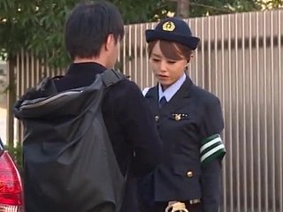 Sletterige legate Akiho Yoshizawa wordt roughly de achterkant forefront de passenger car geslagen