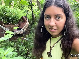 Het meisje raakte verdwaald hither de jungle en stuitte op een wilde die haar neukte