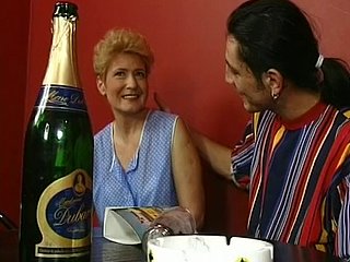 Alte Blondine aus Deutschland fickt in der Prohibition