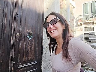Tu m'excites en me promenant à Venise. Vidéo complète sur mother page OF.