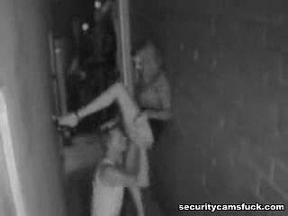 Follando en un callejón trasero filmado por una cámara de seguridad