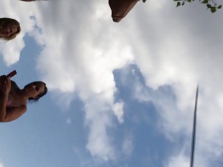 две женщины помогли закончить