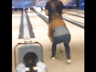 KawaiiKid - สาวร้อนเริ่ม Pantsed ในที่สาธารณะ