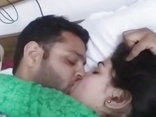 彼らのセックスの瞬間をキャプチャする新婚カップル