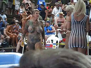 Hot girls đấu vật dầu ngoài trời và các công cụ tại Ponderosa