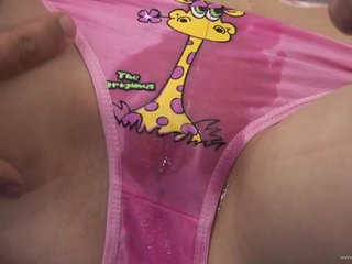 ディックを吸うと彼女のぬれた猫で犯さ雌犬ウェット